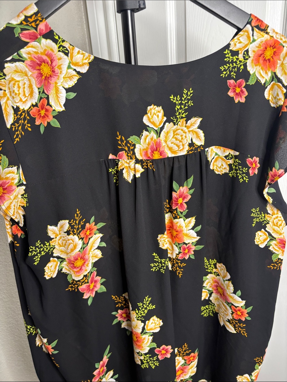 LOFT Black Floral V-Neck Cap Sleeve Blouse - Picture 4 of 6